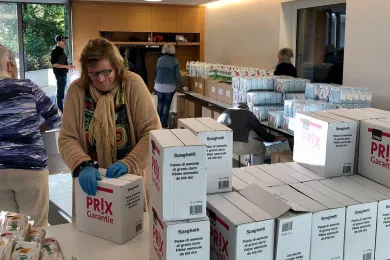 Freiwillige bauen die Packstrasse auf