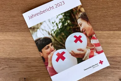 Der ausgedruckte Jahresbericht liegt auf einem Tisch